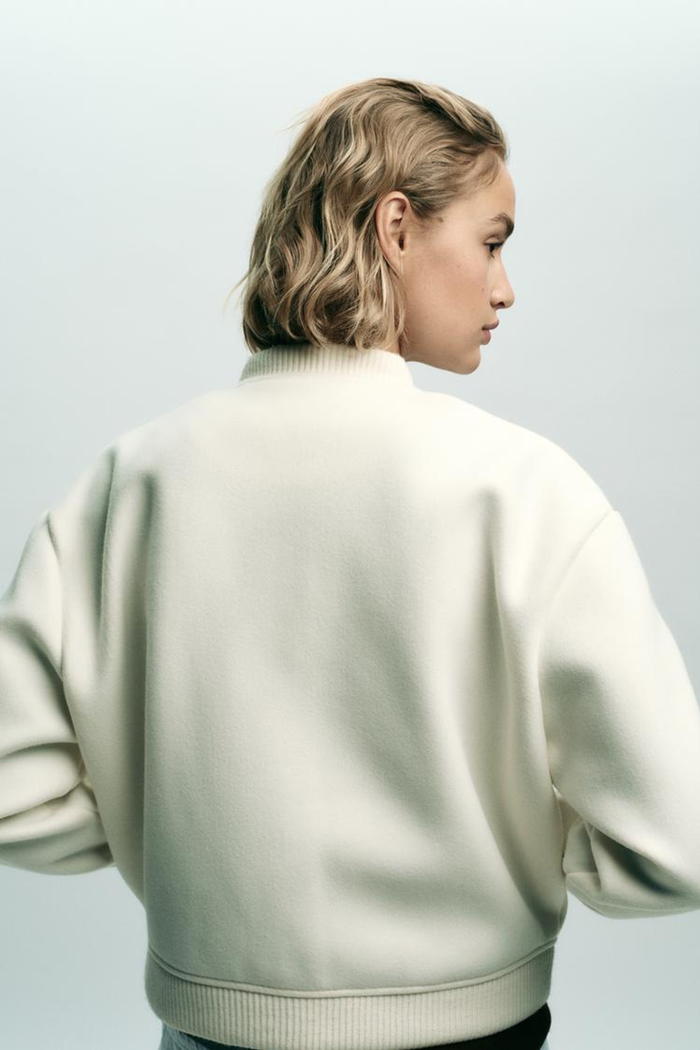 ZARA МЯГКИЙ БОМБЕР С ЗОЛОТЫМИ ПУГОВИЦАМИ, ЭКРЮ