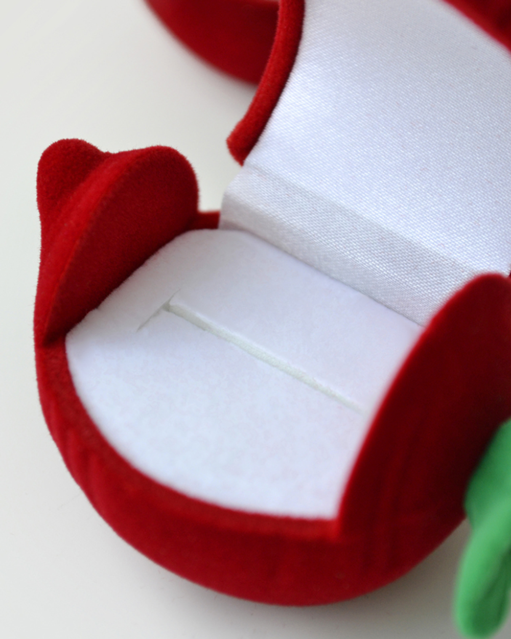 Бархатистый футляр редиска для серёжек