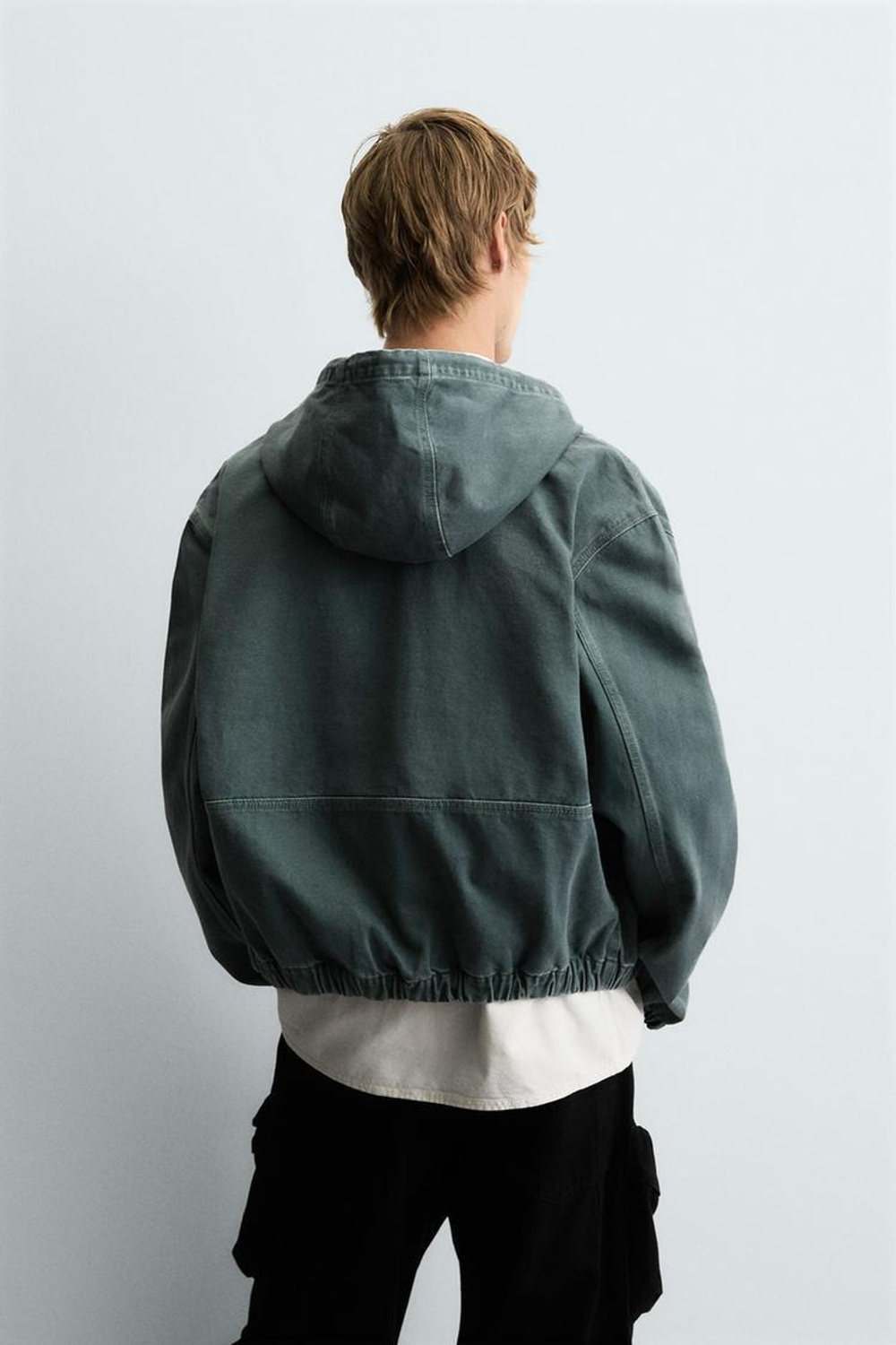 ZARA КУРТКА С КАПЮШОНОМ ИЗ ТКАНИ С ЭФФЕКТОМ ПОТЕРТОСТИ, ЛИНЯЛЫЙ ЗЕЛЕНЫЙ