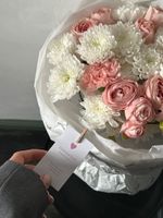 Букет из хризантемы, кустовой пионовидной розы и диантусов