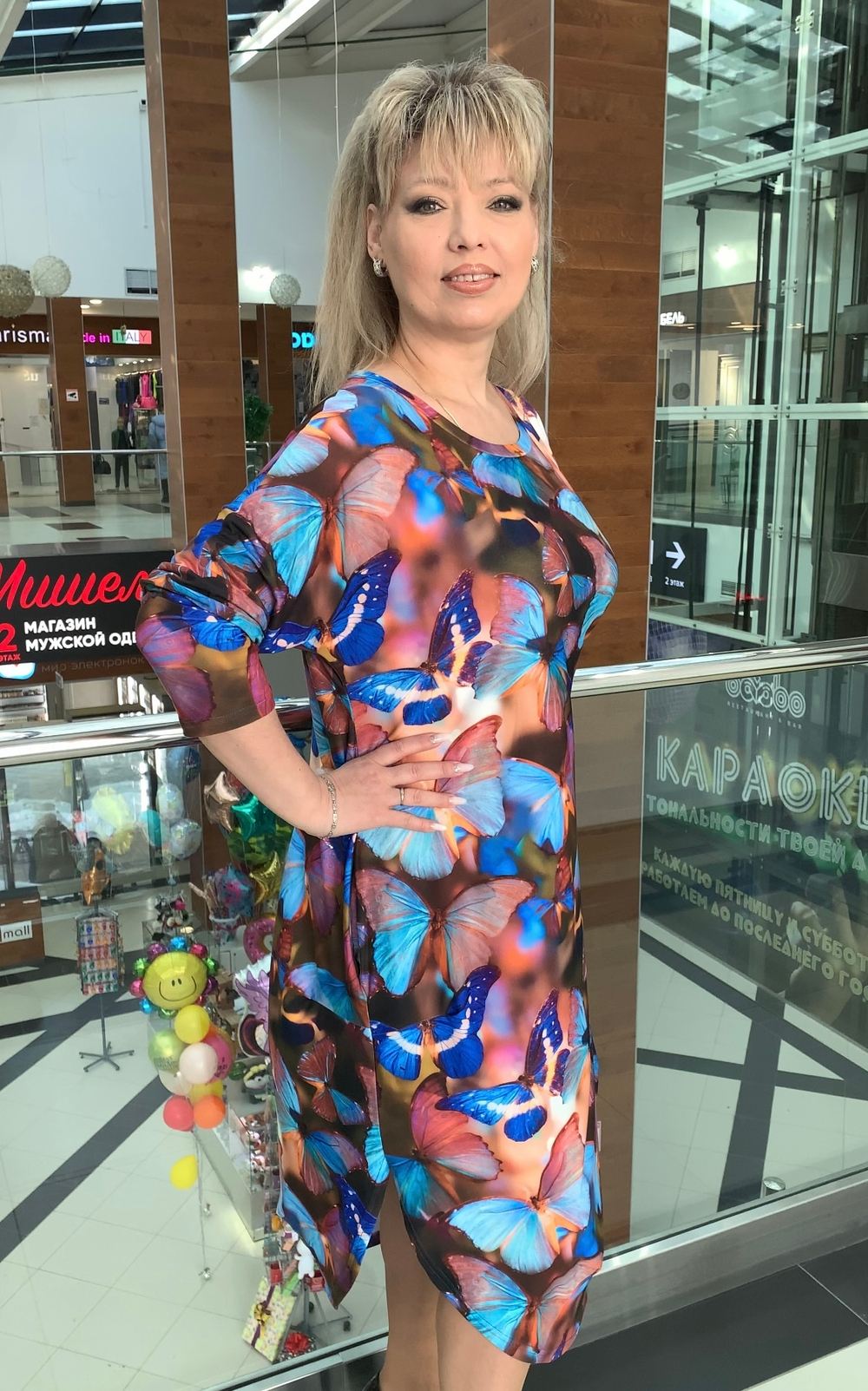 Яркое трикотажное платье с разрезами по бокам на размер+