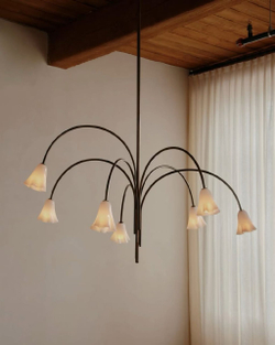 Элегантная люстра с плавными изогнутыми линиями и стеклянными плафонами в форме лепестков 🌸