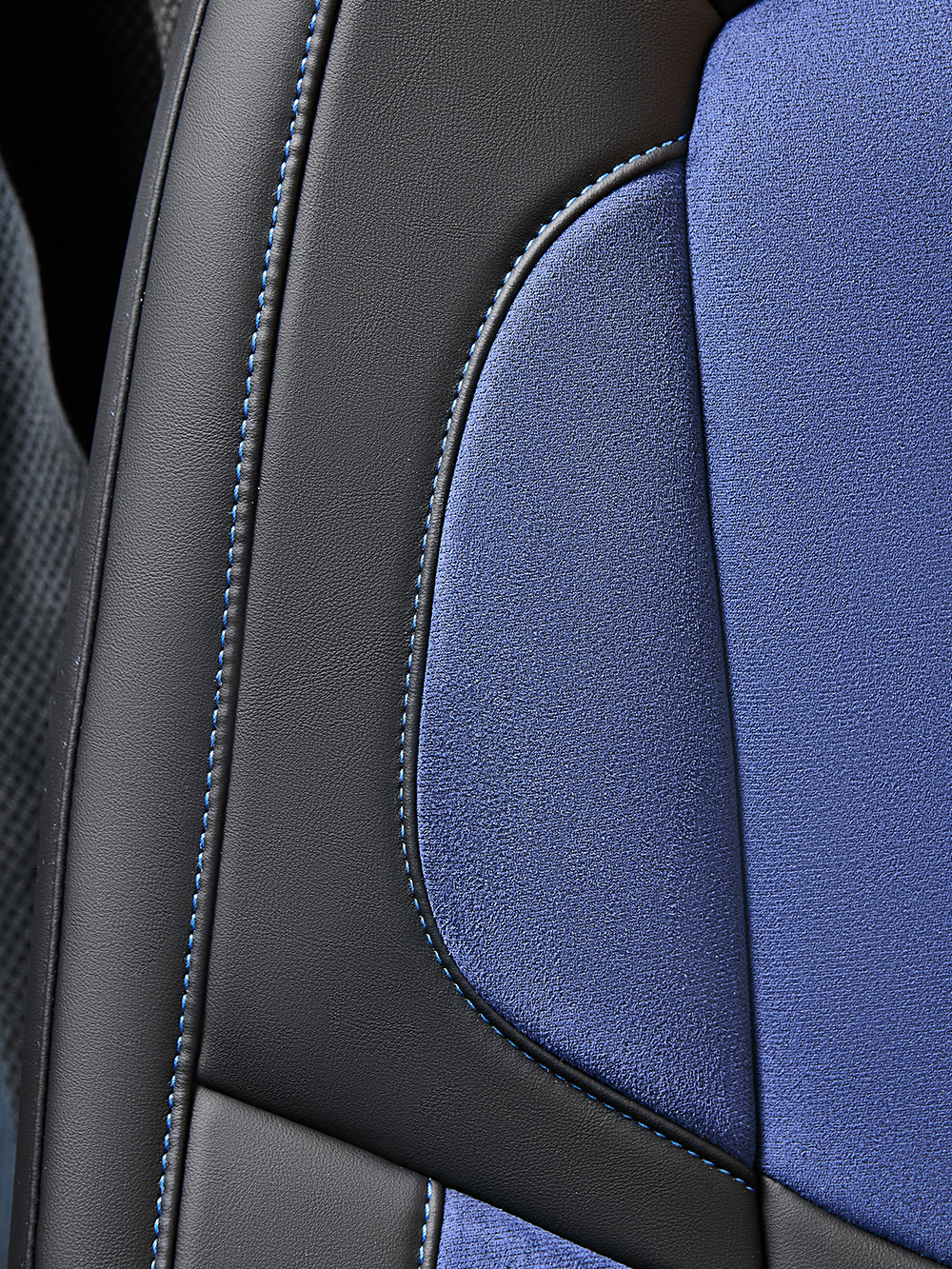 Чехлы Люкс VOLVO FH-13 после 2018 года: водитель от сиденья, пассажир от стойки кабины (один вырез под ремень) (экокожа, черный, синяя вставка)