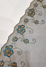 Вышивка на сетке неэластичная черная с изумрудными цветами К020 правая