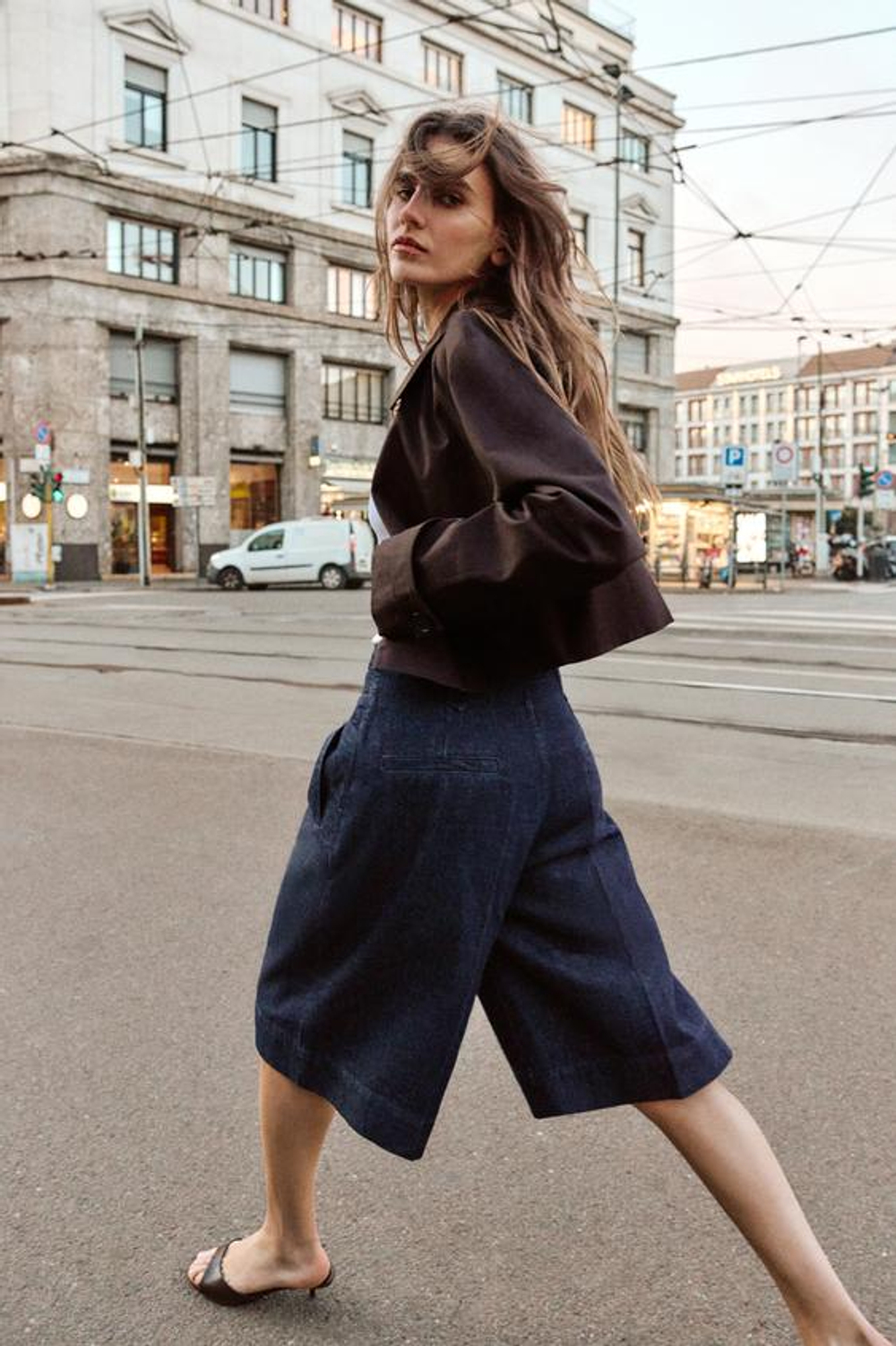 ZARA ДЛИННЫЕ ШОРТЫ С ЗАЩИПАМИ, СИНИЙ