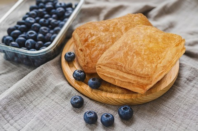 СЛОЙКА ДРОЖЖЕВАЯ С ЧЕРНИКОЙ (ПИРОЖОК)