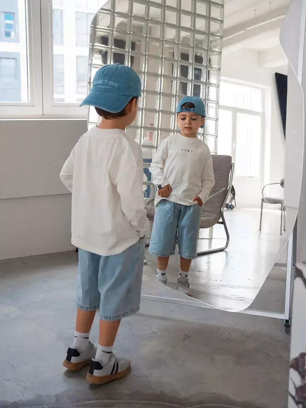 Лонгслив для мальчика белый в школу