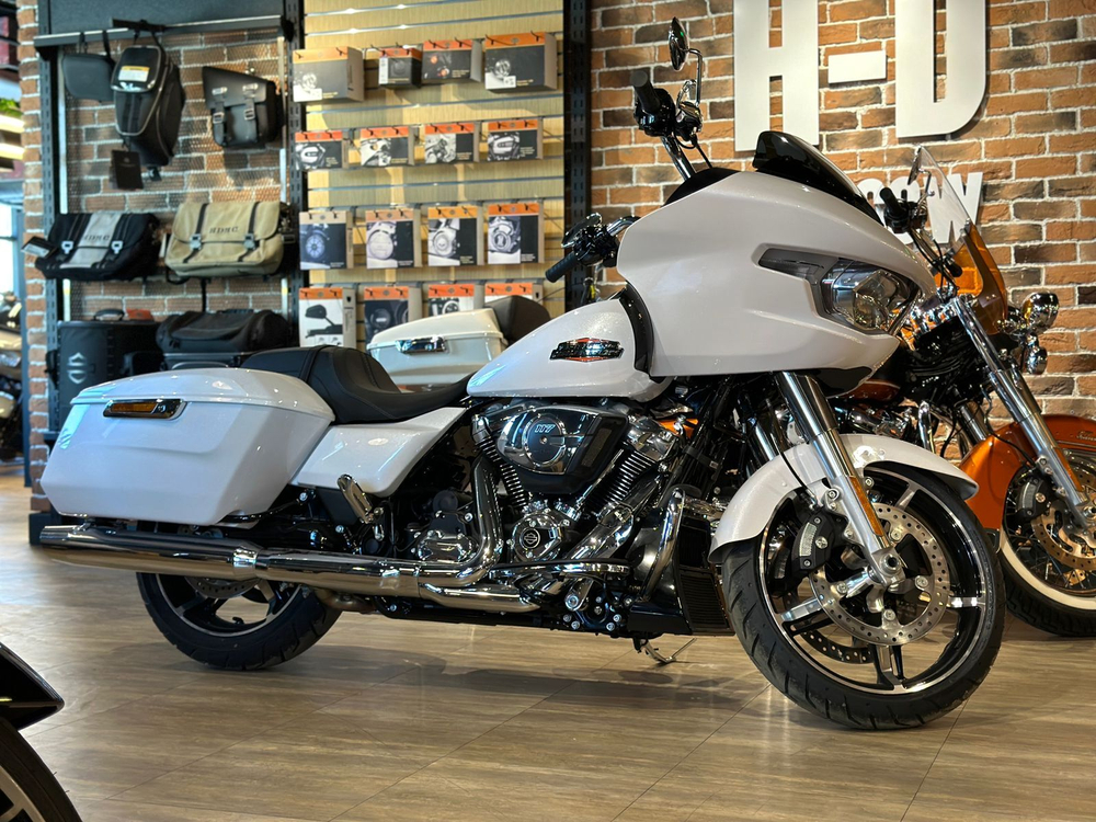 Harley-Davidson Road Glide 117, 2024 Onyx White/CHROME Trim