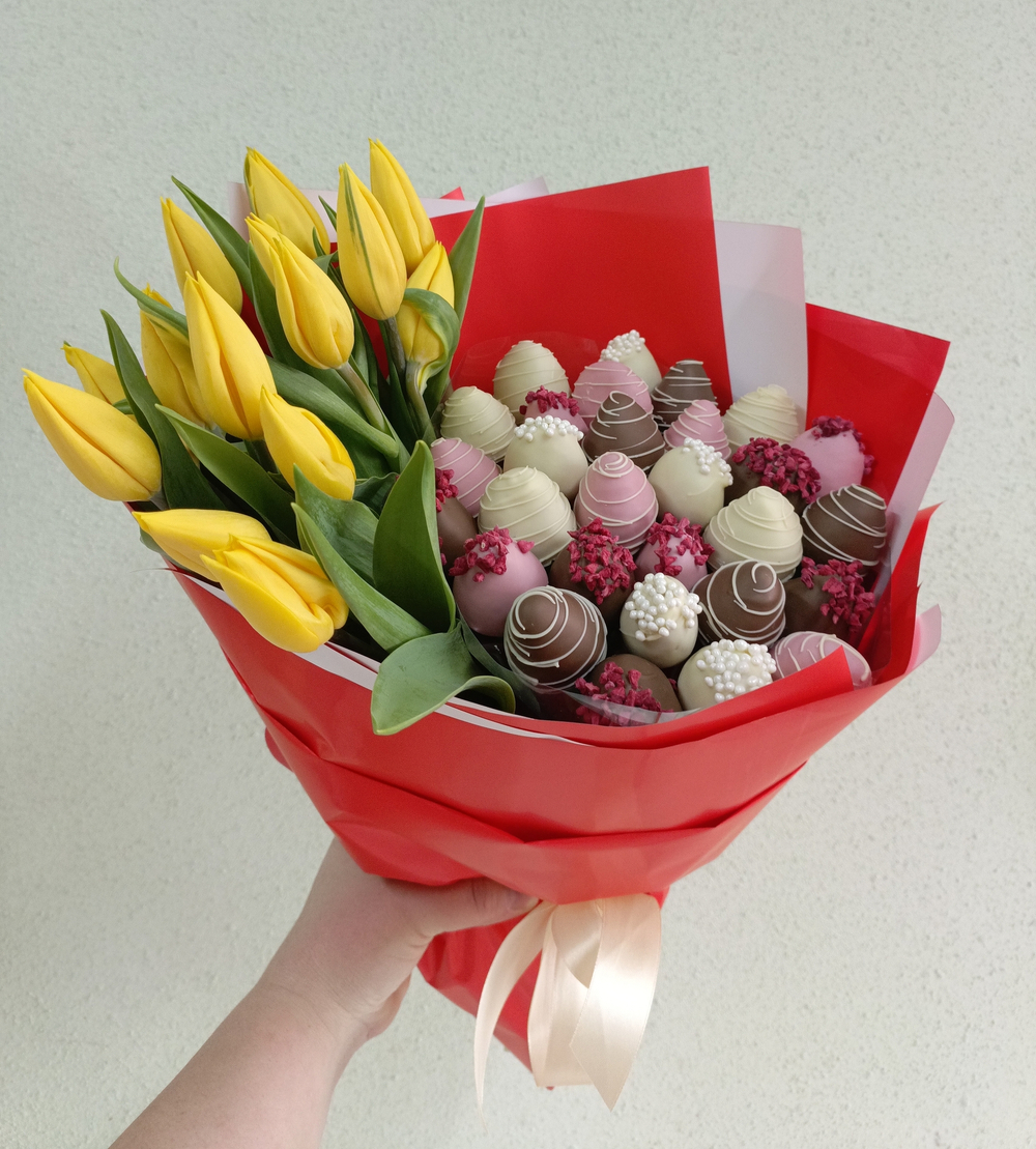 Тюльпаны и клубника в шоколаде