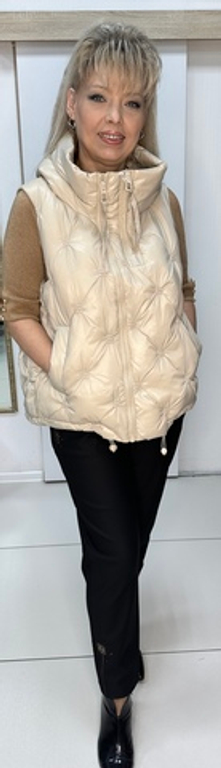 Бежевый жилет на пуху с ассиметричной молнией