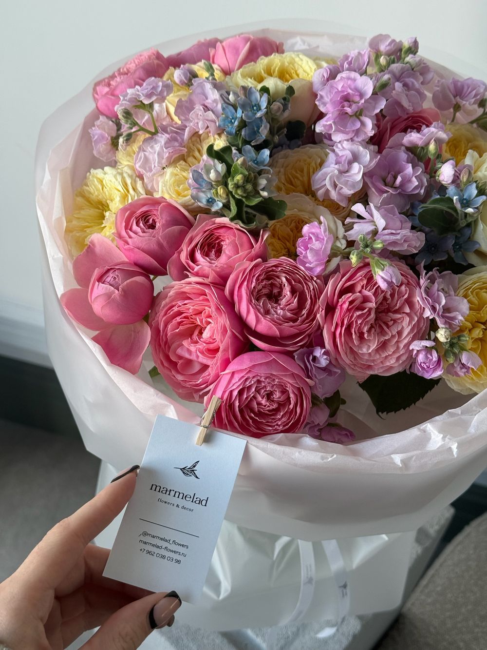 Сборный букет из кустовых пионовидных роз, оксипеталума и маттиолы в розовом оттенке