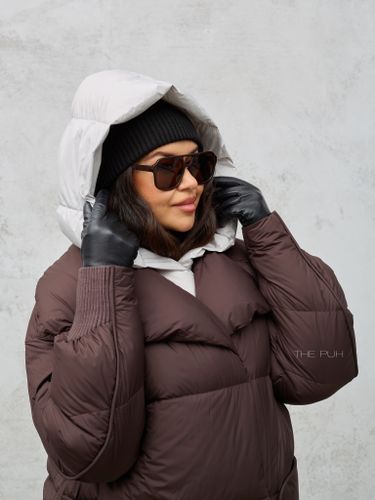 Укороченный пуховик шоколадного цвета с серым капюшоном