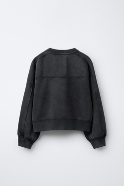 ZARA ТОЛСТОВКА ИЗ ТКАНИ С ЭФФЕКТОМ ПОТЕРТОСТИ С НАДПИСЬЮ, СЕРЫЙ