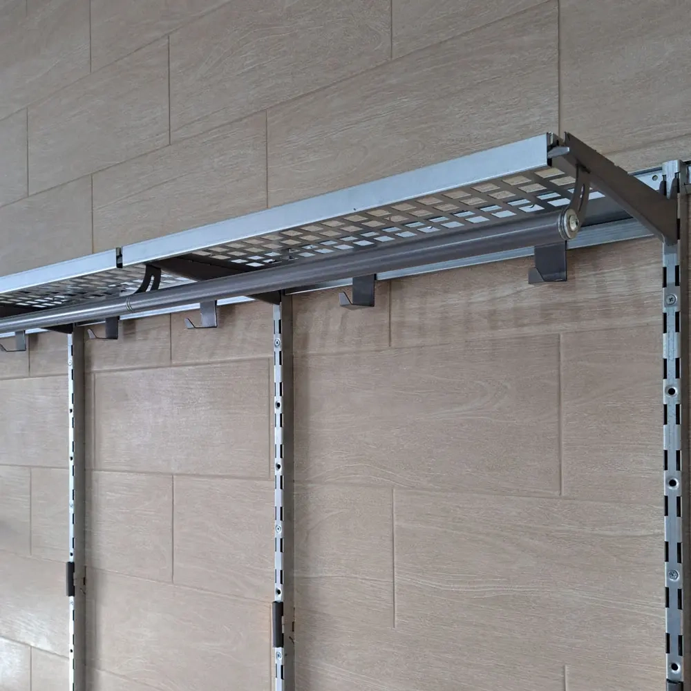 Настенная система хранения IF с перфорированными металлическими полками и крючками для инструментов и одежды в гараже.