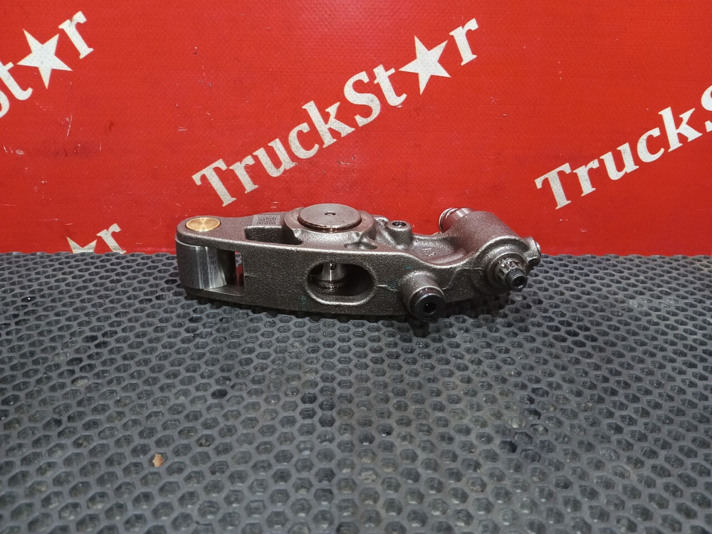 Коромысло выпускного клапана 2024г.