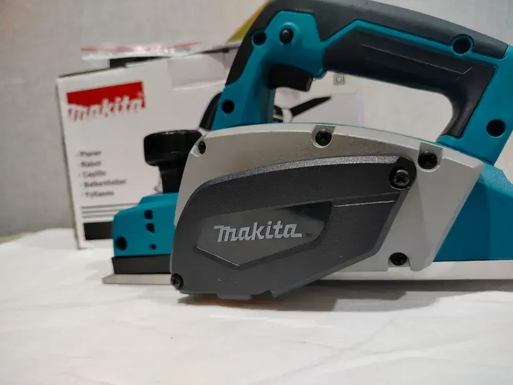 Электрорубанок Макита КР0800