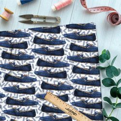 Ткань барби синие туфли на белом фоне с рисунком