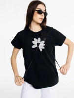 Футболка с объемными цветами нарядная оверсайз