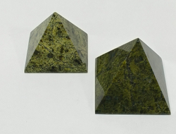 Пирамида из змеевика 65-65-65мм