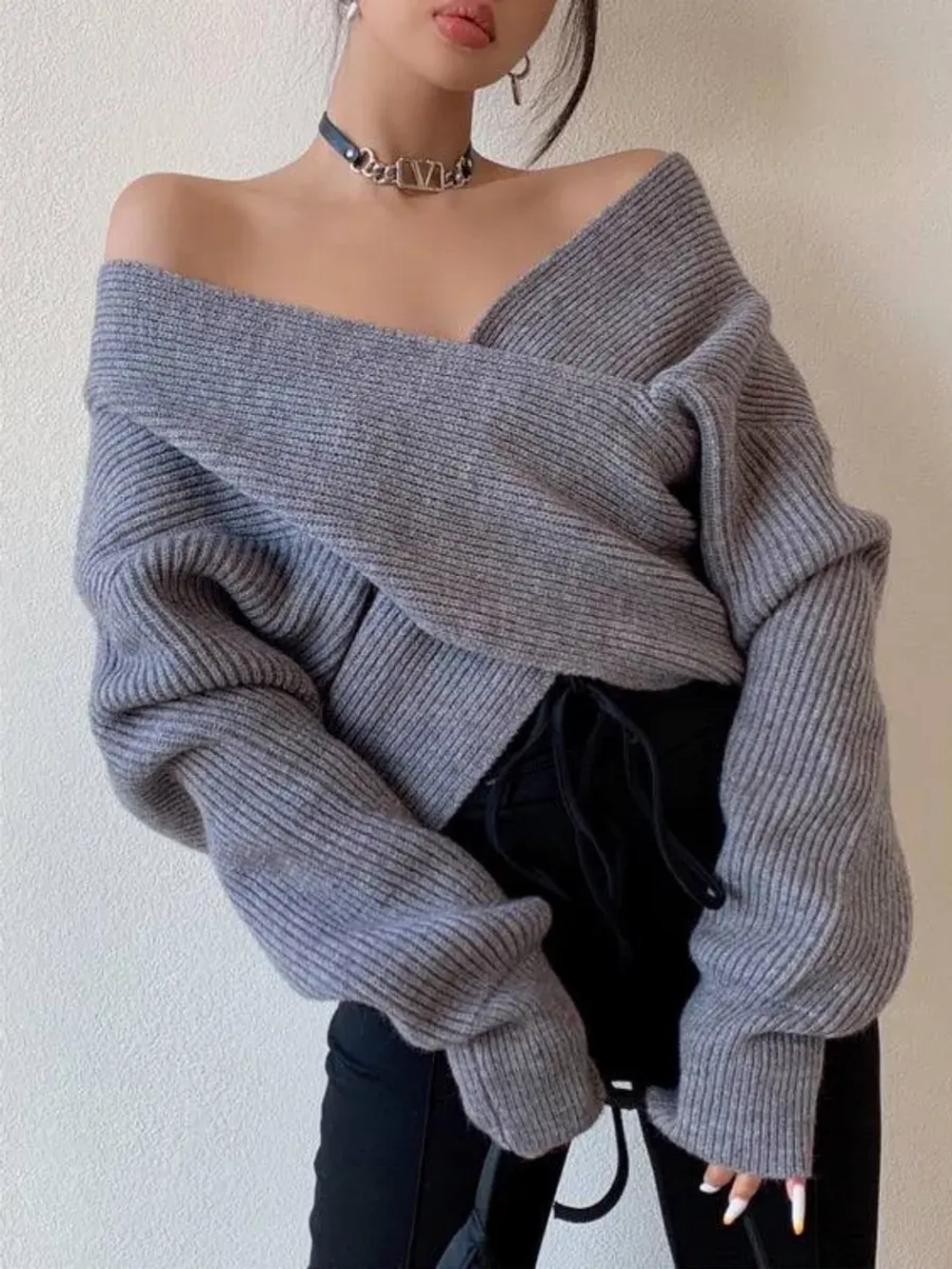 Свитер вязаный с открытыми плечами