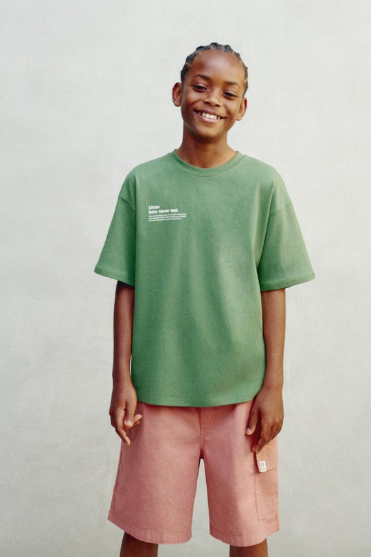 ZARA ФУТБОЛКА С ТЕКСТОВЫМ ПРИНТОМ, ЗЕЛЕНЫЙ