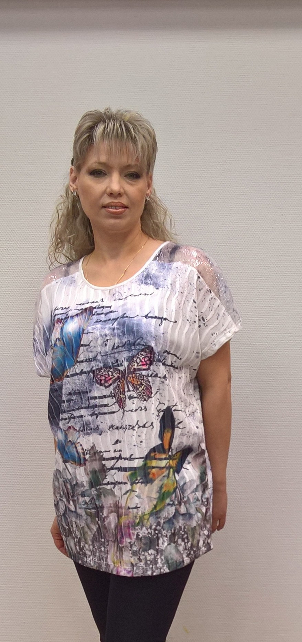 Светлый нарядный блузон со стразовыми бабочками