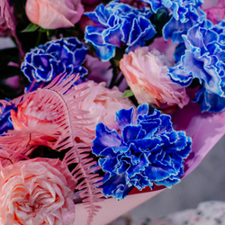 77. Необычный дизайнерский букет с синими диантусами и кустовой пионовидной розой