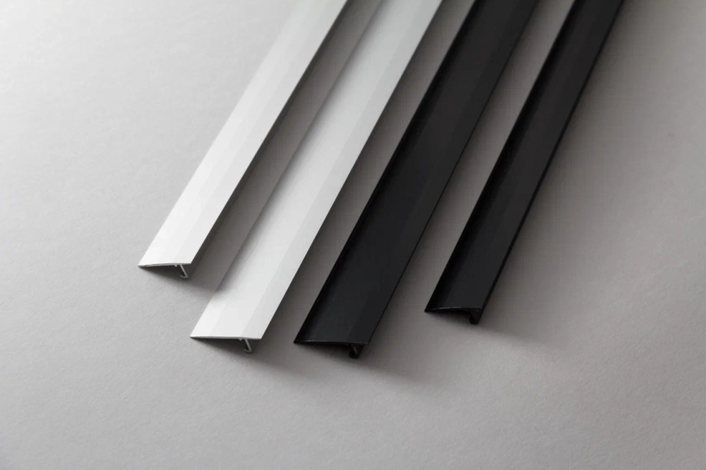 Алюминиевый порог для пола НЕПЛИНТУС UL20X6-03 Черный 20х6х2000 мм