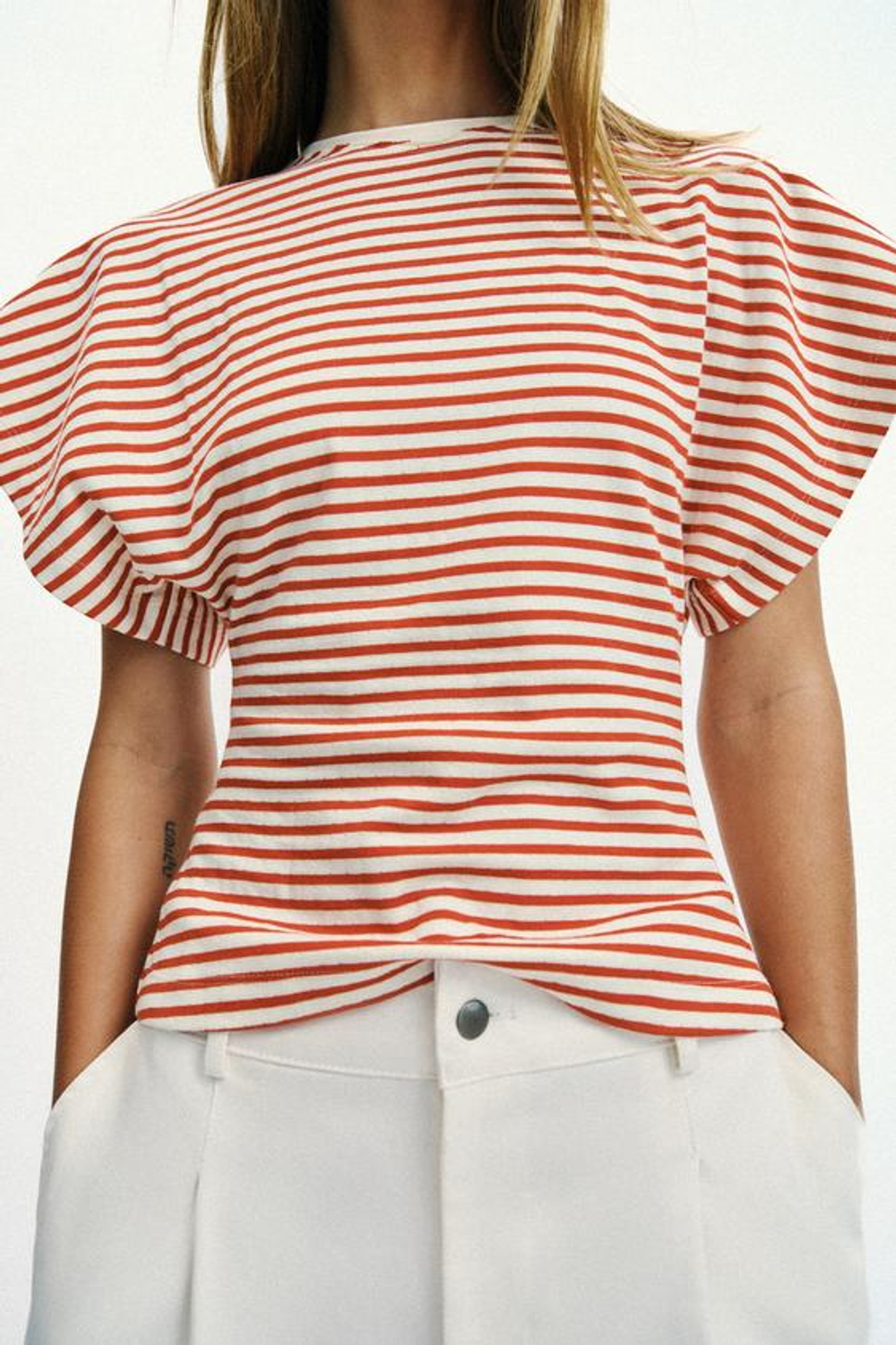 ZARA ПРИТАЛЕННАЯ ФУТБОЛКА В ПОЛОСКУ, КРАСНАЯ ПОЛОСА