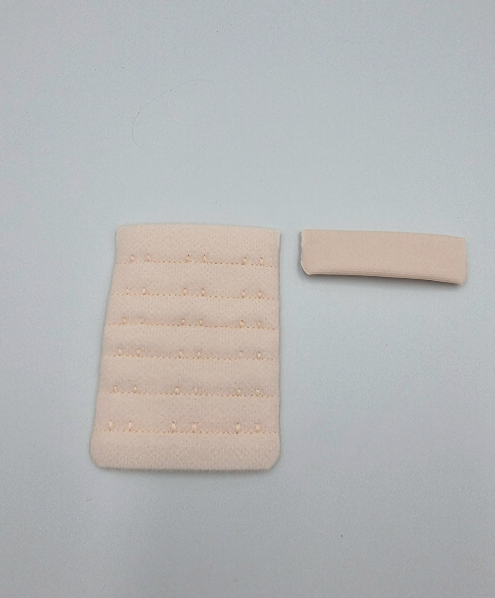 Застёжка для бюстгальтера на 3 крючка серебристый пион 57 мм × 80 мм (Pantone 12-1206 TPX)