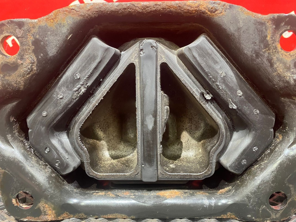 Подушка двигателя задняя 2016 г