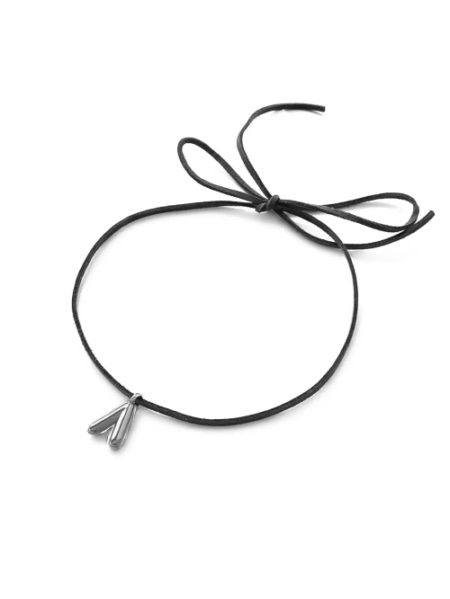 Колье на шнуре с объемной буквой "Л"