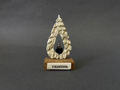 Стелла «Капля нефти» в форме ели