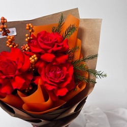 Авторский букет с французскими розами, илексом и хвоей. Букет 1222