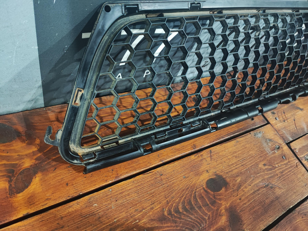 Решетка переднего бампера Renault Sandero 1 09-14 Б/У Оригинал 8200735103