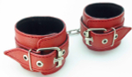 Красные кожаные наручники