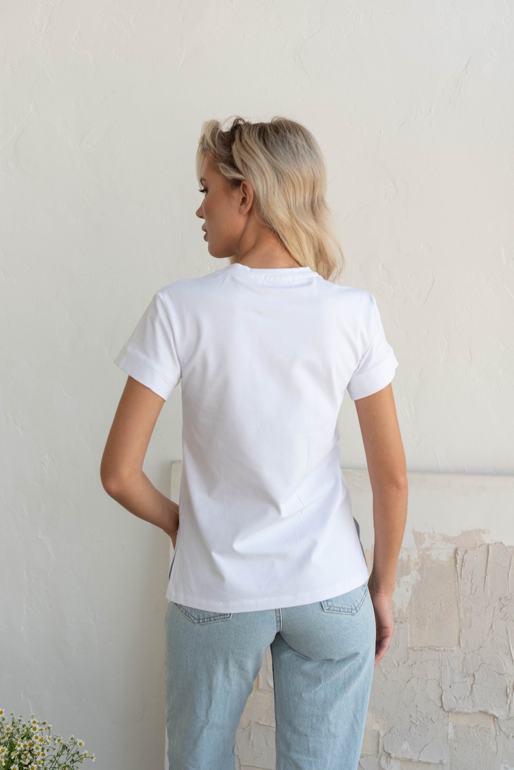 Футболка белая с декоративным швом из хлопка