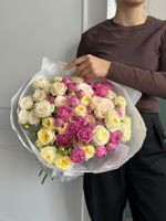 Моно букет из кустовых пионовидных роз