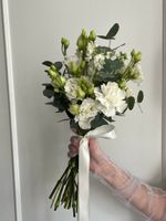 Свадебный букет из диантусов, лизиантуса, маттиолы и эвкалипта