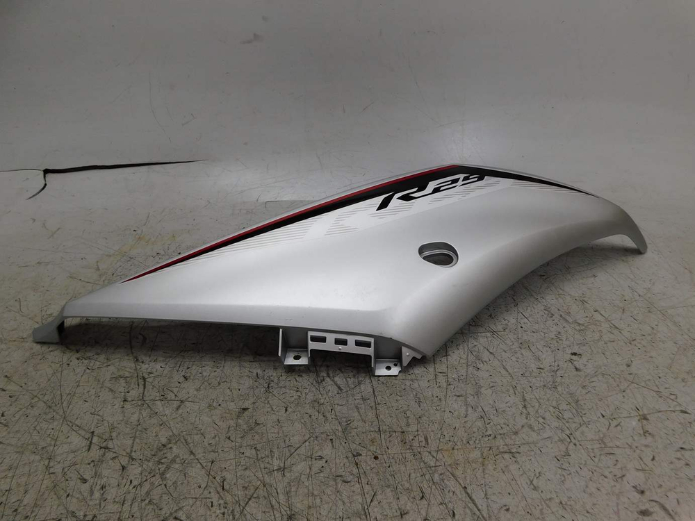 пластик боковой правый Yamaha YZF-R3 BS7-F835V-00 051041