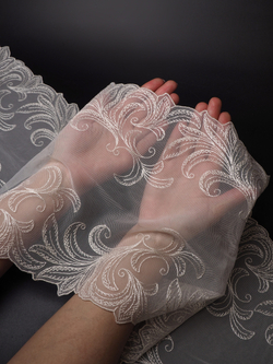 Вышивка на сетке молочная ширина 23.5 см отрез 1,7 м (брак)