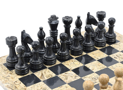 Шахматы из мрамора черного и ракушечника в кейсе