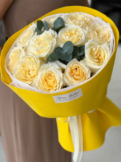 Роскошный букет пионовидных роз сливочного оттенка в сочетании с эвкалиптом от Флора Маркет