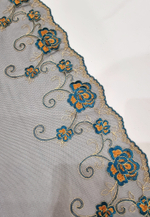 Вышивка на сетке неэластичная черная с изумрудными цветами К019 левая