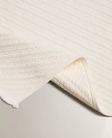 ZARA HOME КОВРИК ДЛЯ ВАННОЙ В ДИАГОНАЛЬНУЮ ПОЛОСКУ, ЦВЕТ СЛОНОВОЙ КОСТИ
