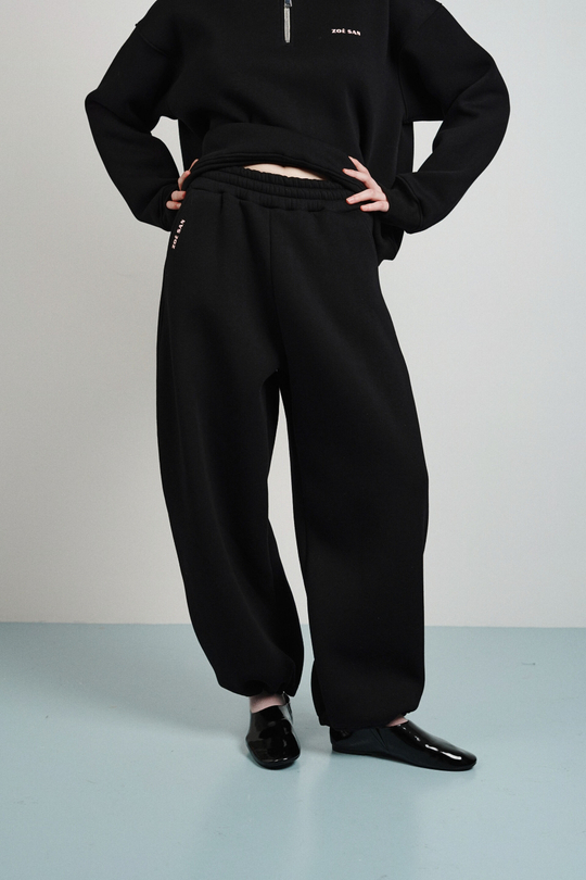 Брюки-бананы с начесом черного цвета