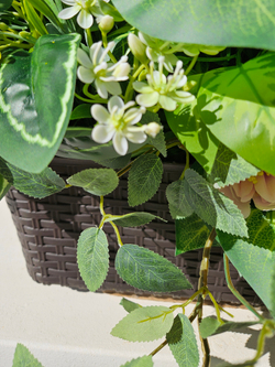 Розы лиловые с зеленью в длинном кашпо ротанг