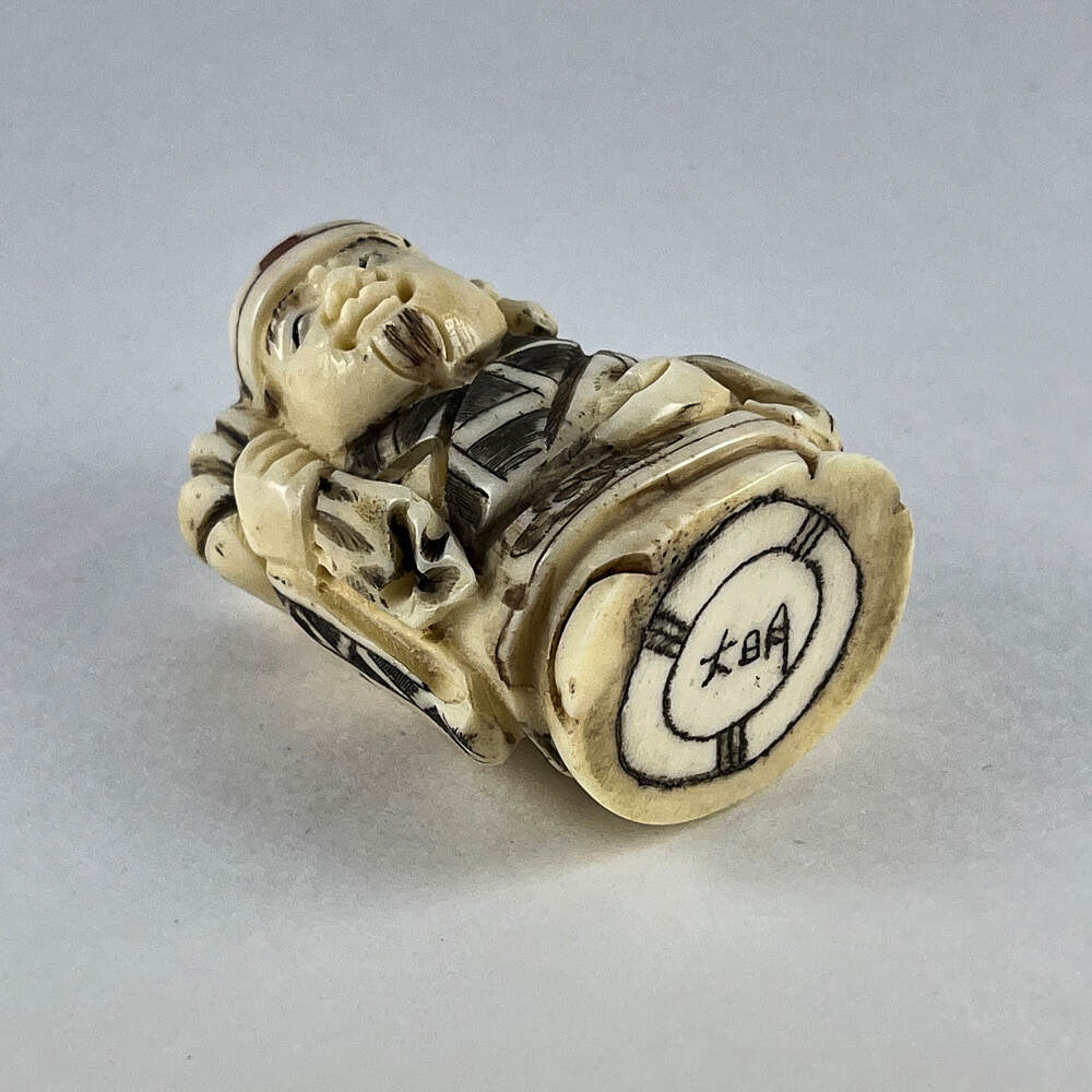 Статуэтка нэцкэ Бог Дайкоку с мешочком риса