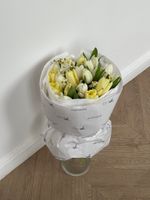 Букет из 21 белых, лимонных тюльпанов и ромашек