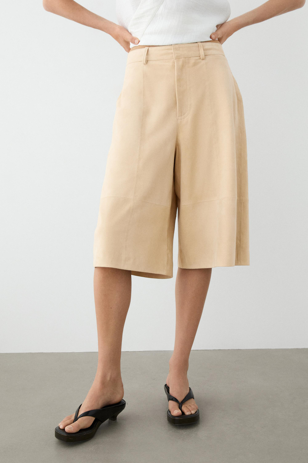 Massimo Dutti Длинные замшевые шорты, бежевый